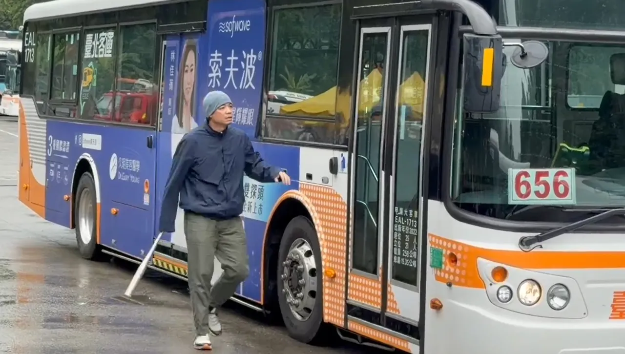 新北公车遇袭演练　「球棒哥」狂拍车窗！警喷辣椒水强力压制　