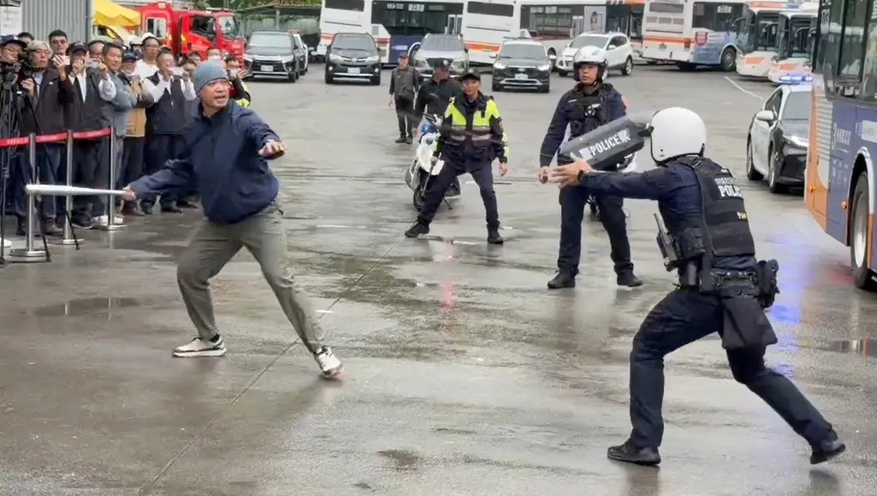 警方喷洒辣椒水压制歹徒。翻摄画面