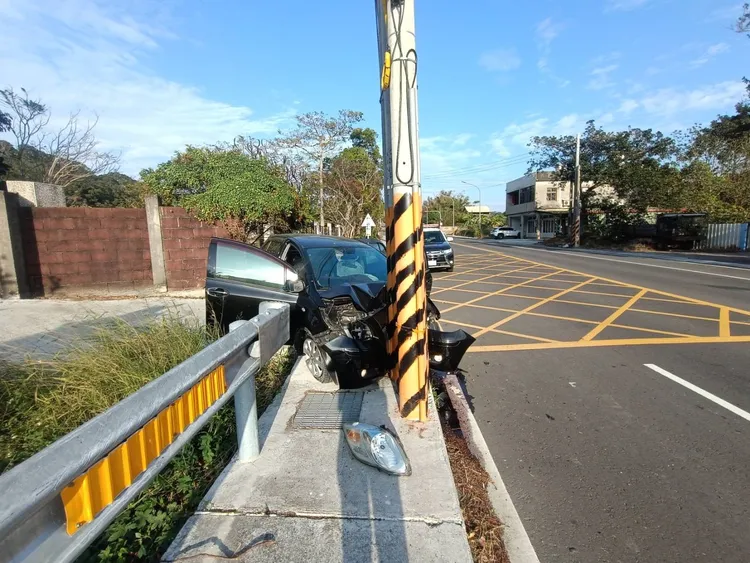 自小客車正面撞擊電線桿。民眾提供