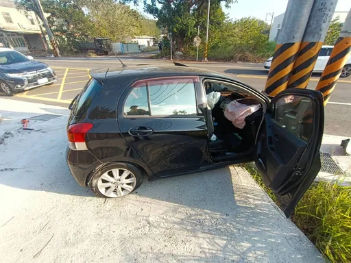 1家4口游苗栗！20岁儿开车自撞电杆　4人受伤送医