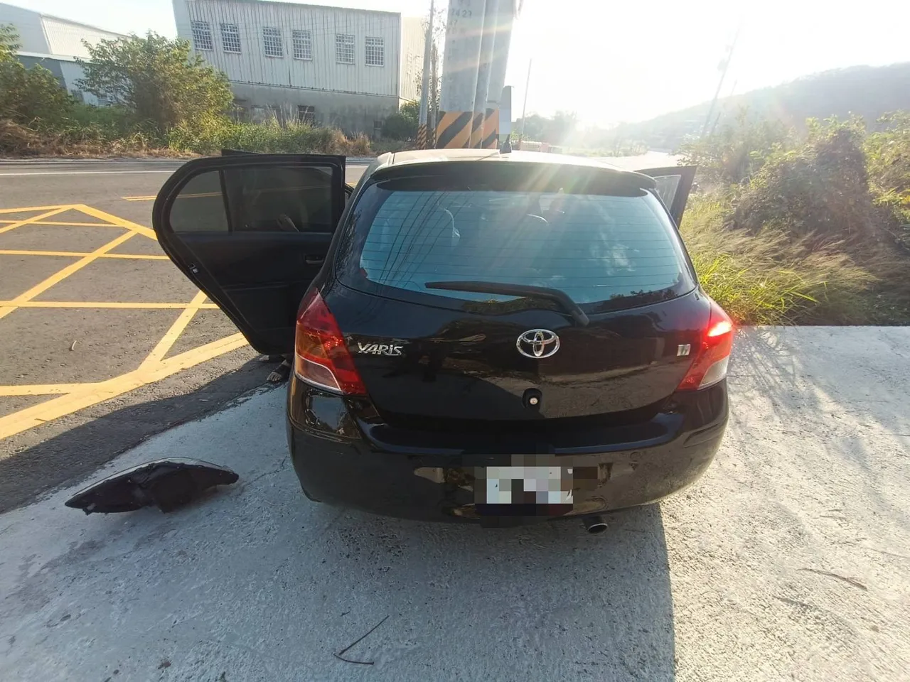 1家4口出遊由20歲兒子負責開車，不料發生自撞事故。民眾提供