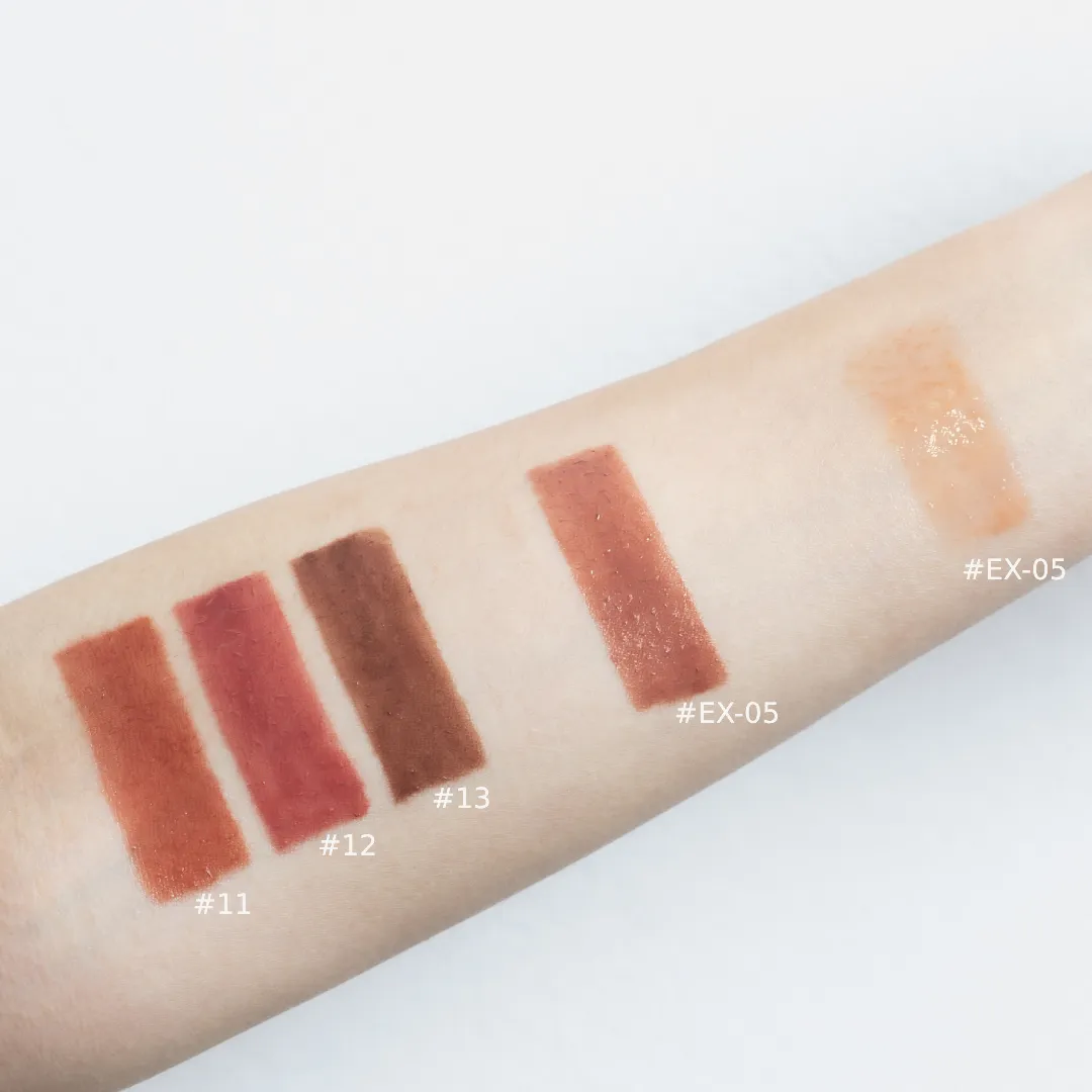 RMK透光唇蜜与露光柔润口红手部试色。品牌提供