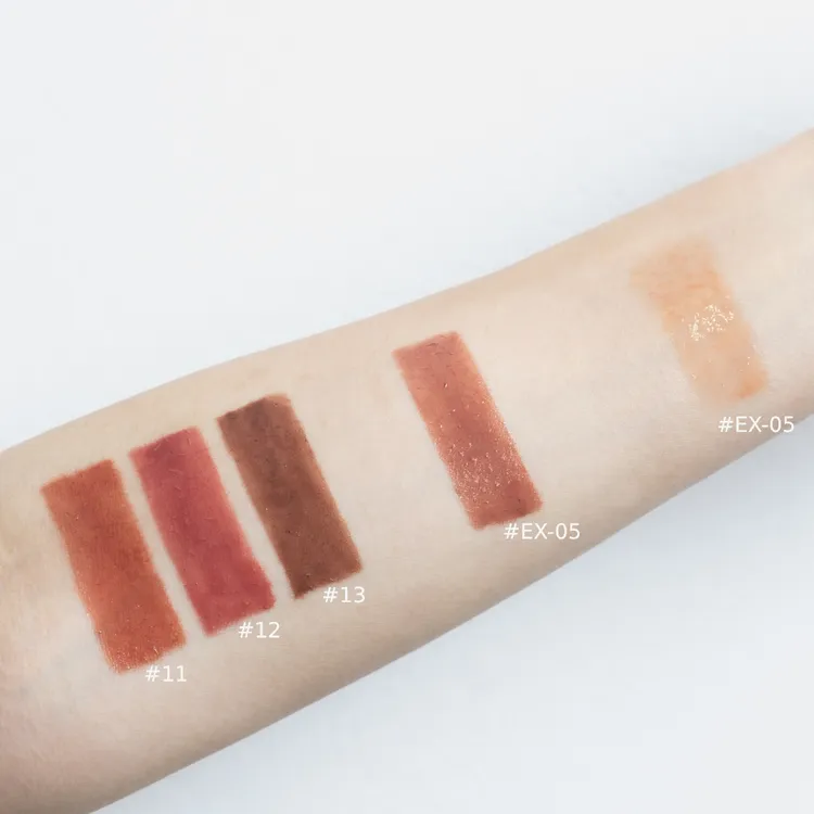 RMK透光唇蜜與露光柔潤口紅手部試色。品牌提供