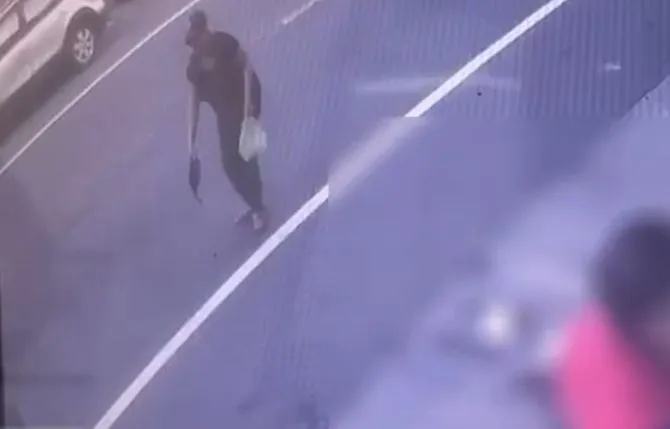 路過民眾拾起錢包。翻攝畫面