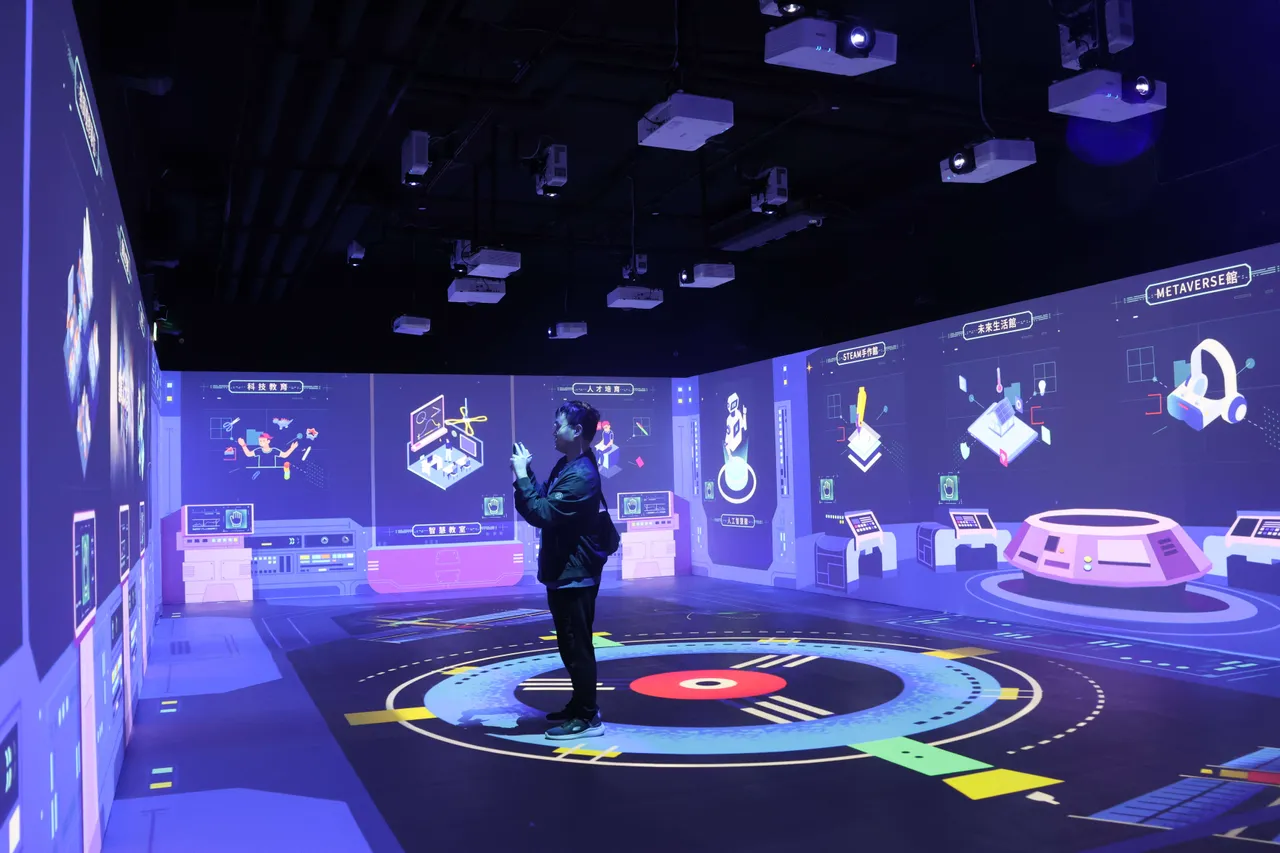 预约参观的民众透过互动式科技，以崭新的体验方式感受云林县转型的过程与成果。云县府提供