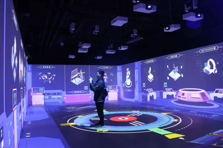 預約參觀的民眾透過互動式科技，以嶄新的體驗方式感受雲林縣轉型的過程與成果。雲縣府提供