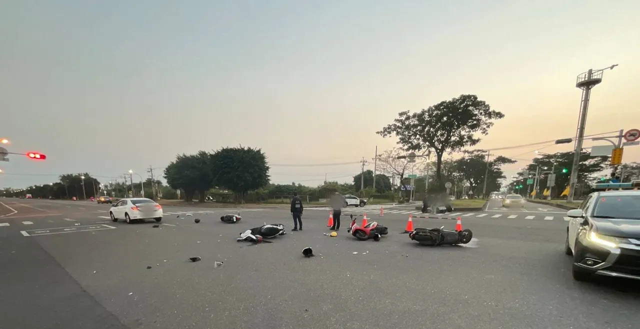 自小客闯红灯撞倒4机车，造成3人受伤。翻摄画面