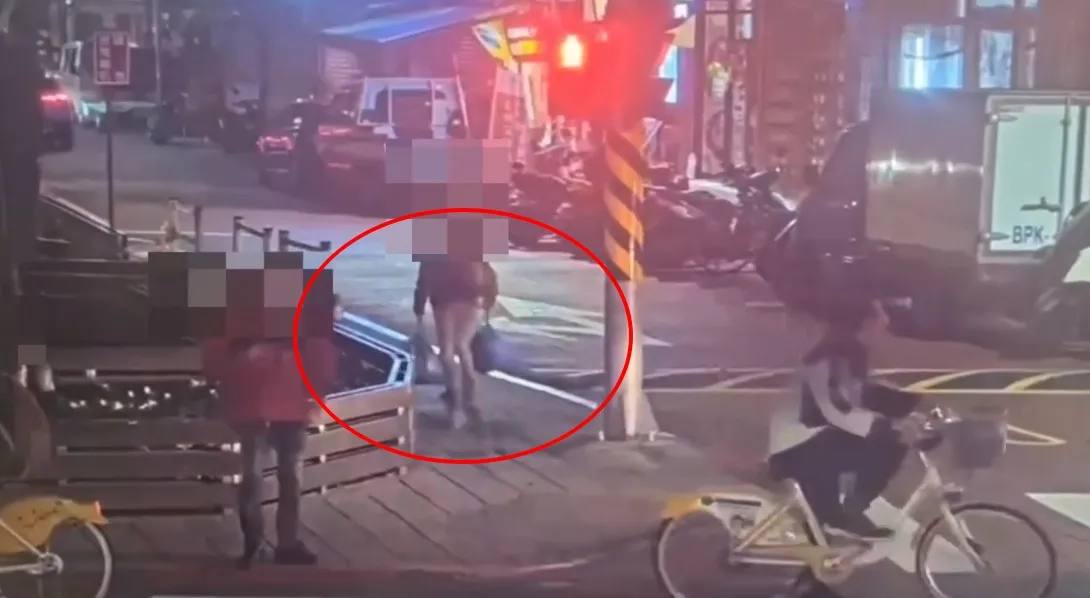 游女拿装有猫尸的垃圾袋丢弃。翻摄画面