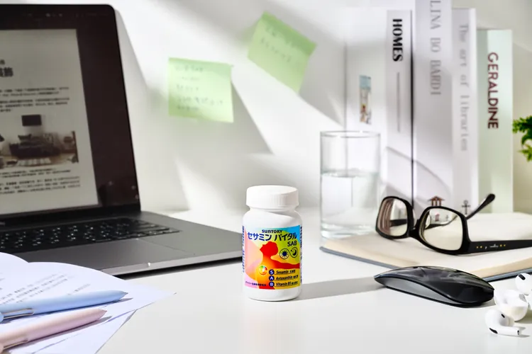 三得利元沛SAB芝⿇明E膠囊，60粒／1190元、120粒／2100元。品牌提供