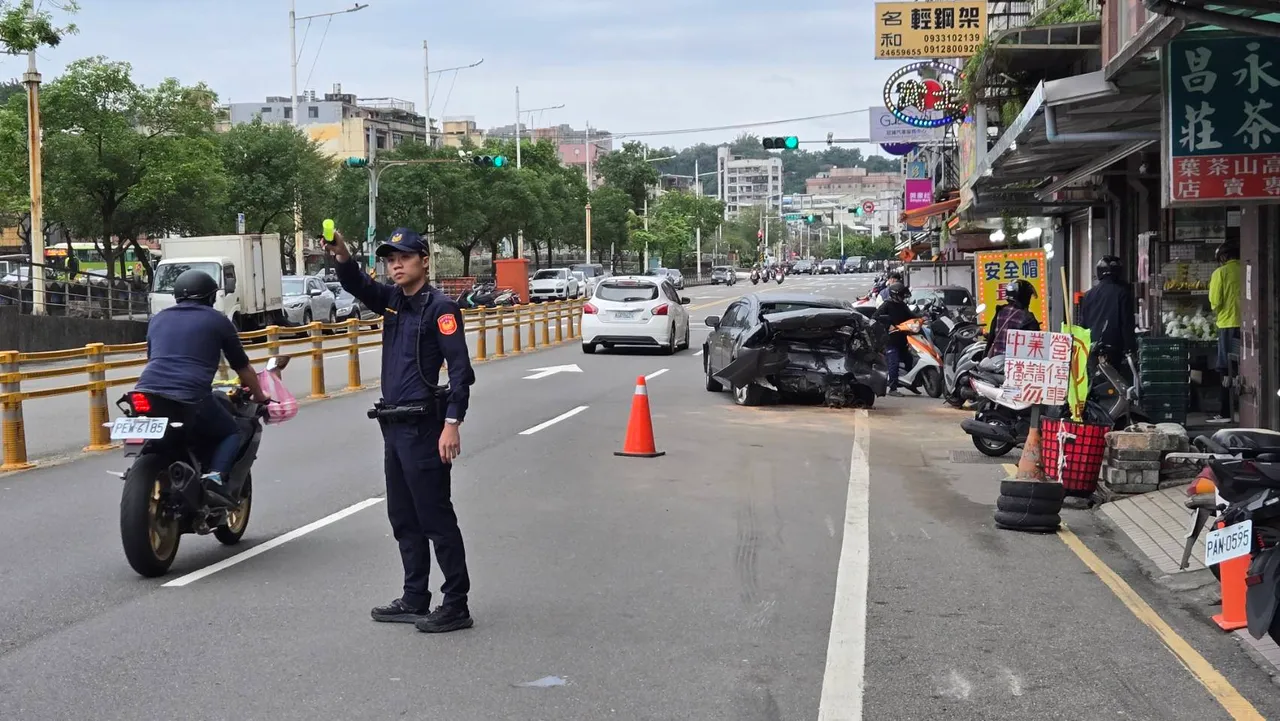 路边一辆黑色轿车遭杨男追撞，车尾出现严重损毁。叶先鹏摄