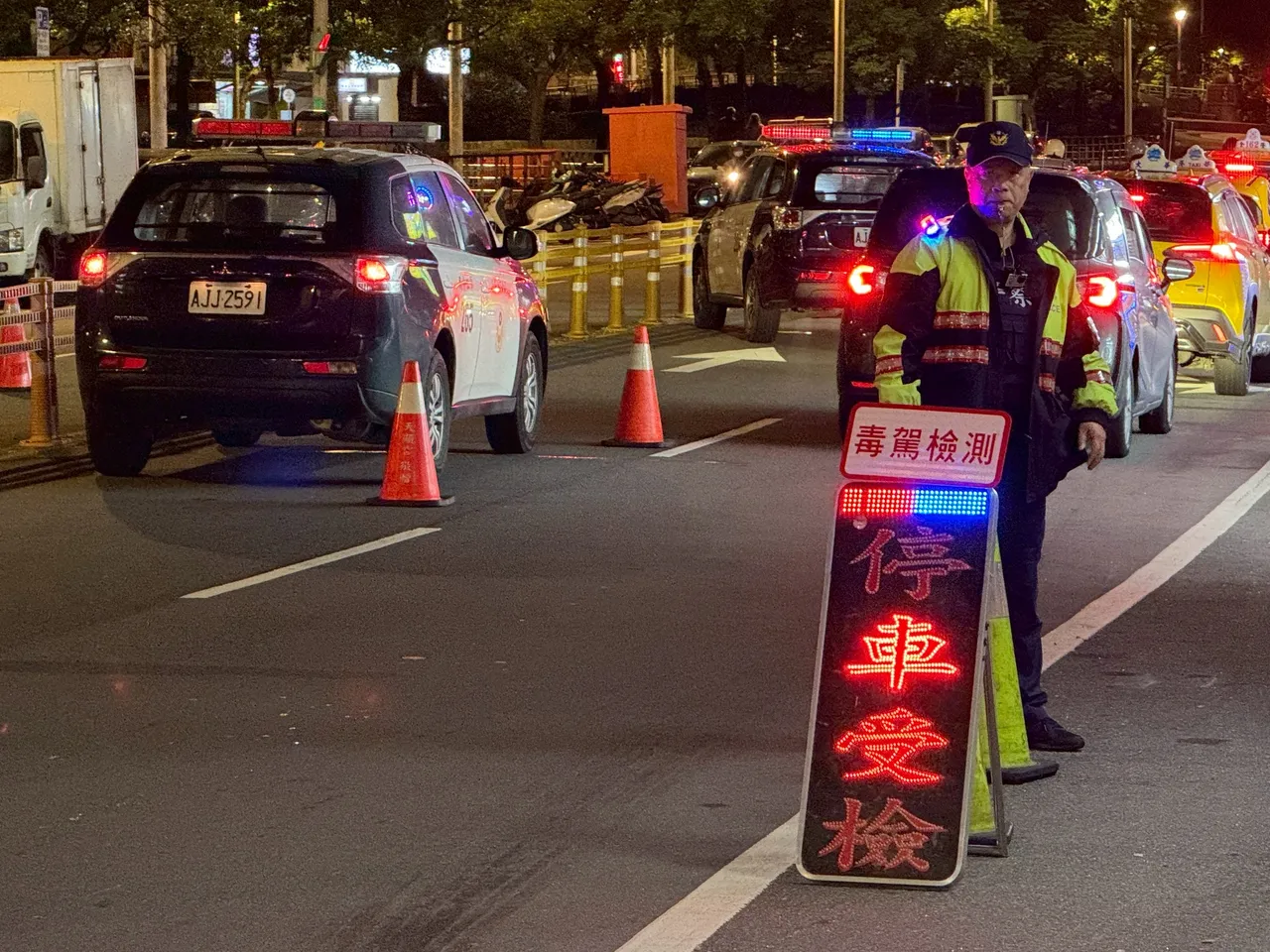 基隆市警局昨天晚间在重要路口进行临检。翻摄照片