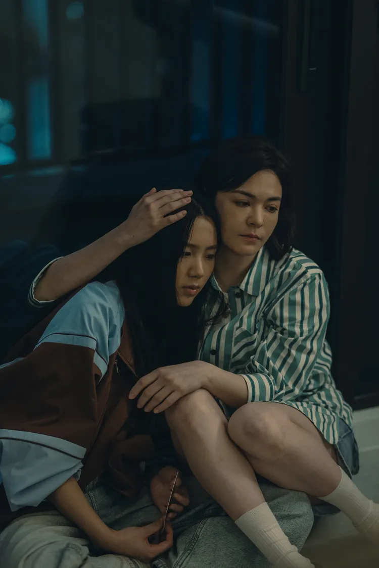 Emma李曼唯（左）在《整形過後》與張榕容（右）有不少對手戲。六魚文創提供