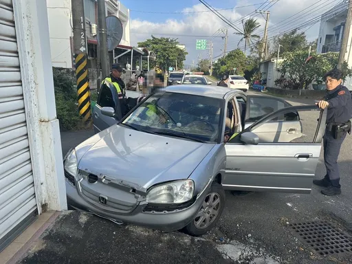 见警就落跑！通缉毒犯落跑自撞　恒春警用快筛试剂一查就知有问题