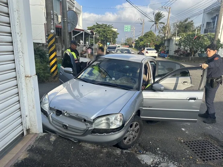 嫌犯自撞民宅后遭警方逮捕。翻摄画面