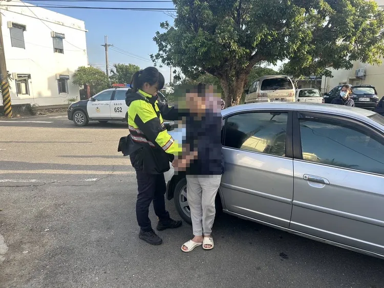 嫌犯自撞民宅後遭警方逮捕。翻攝畫面