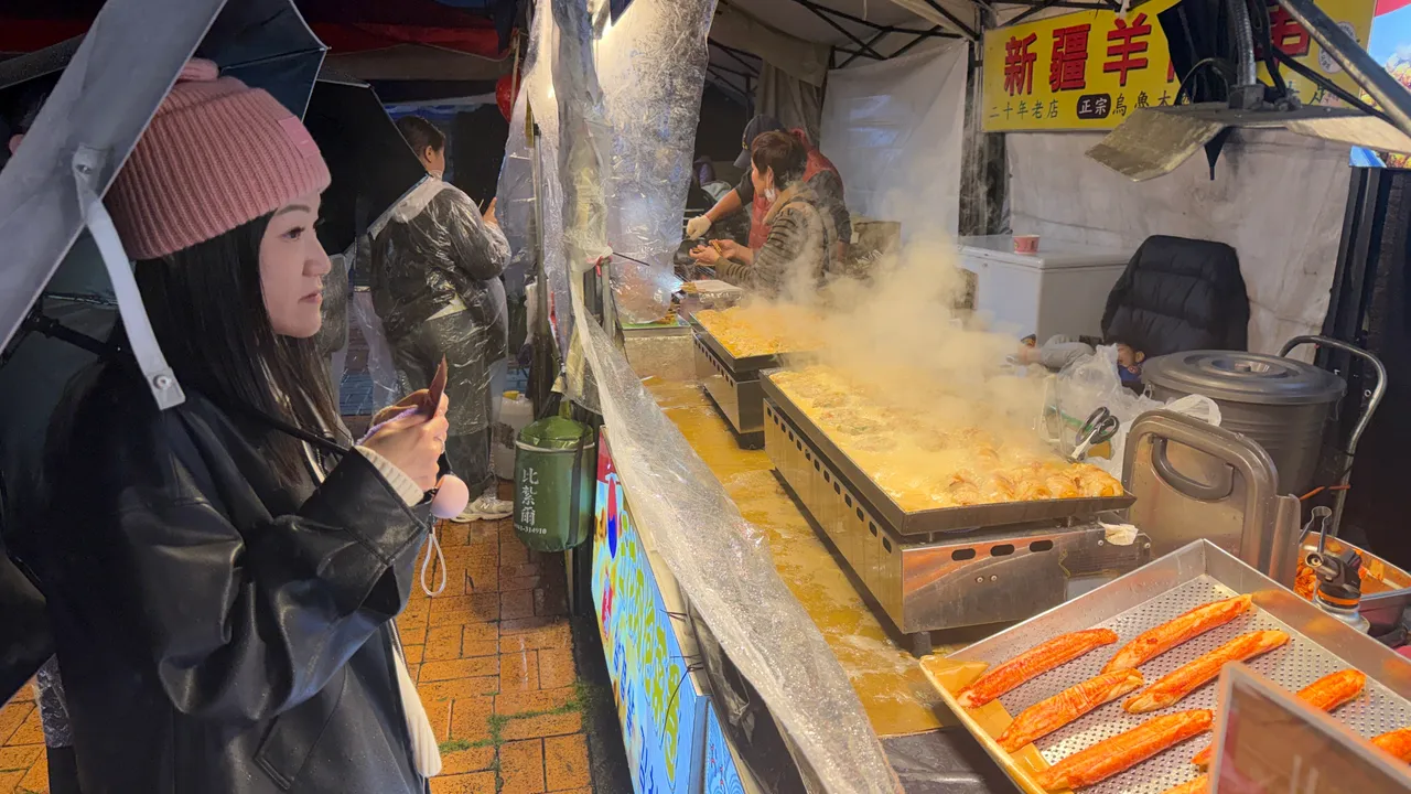 主题市集下午3点率先登场，传统小吃、美食餐车不会跨年的民众饿肚子。曾佳俊摄