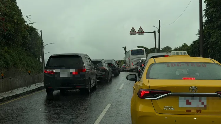 從新北五股端排隊上關渡橋準備到淡水漁人碼頭的車輛午後湧現，車速低於30公里。曾佳俊攝