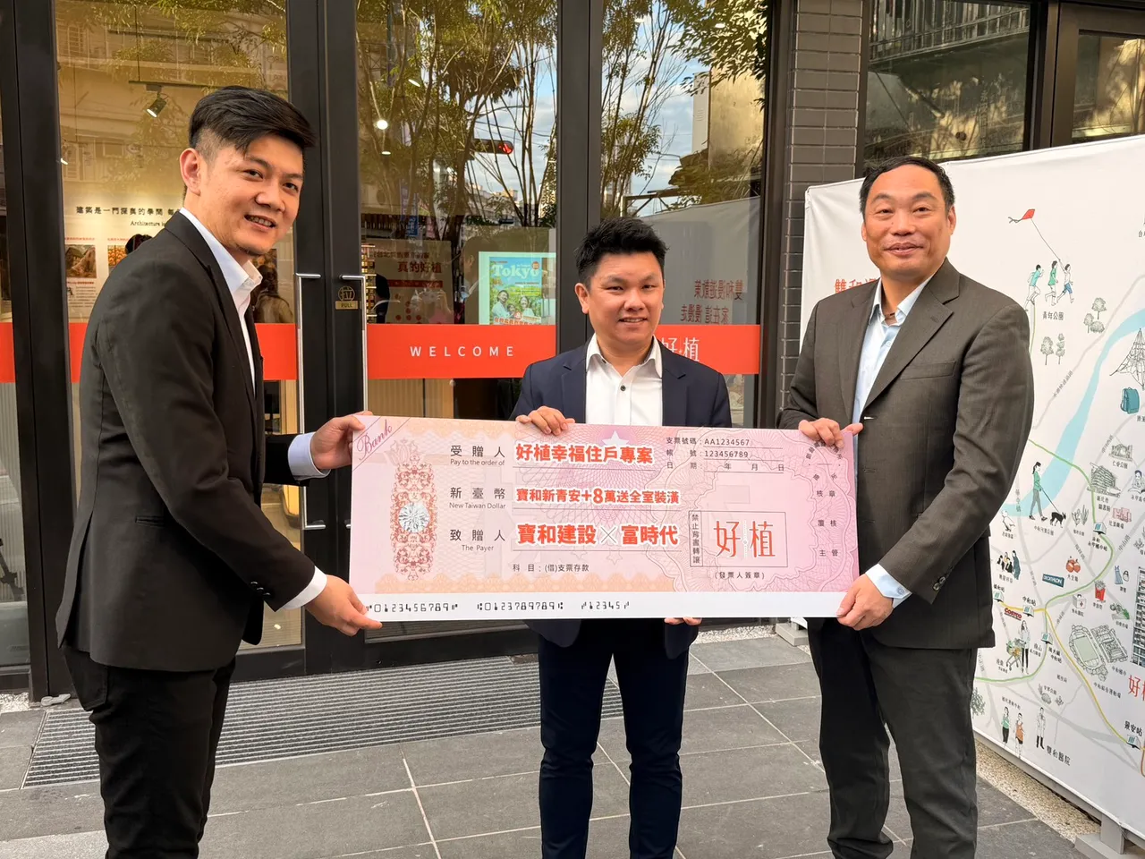 宝和建设董事长张应伟(右)强调「好植」创造66%得房率，订签6%、自备65万元起，以及「+8万送全室装潢」就是要减轻购屋者负担。陈扬盛摄