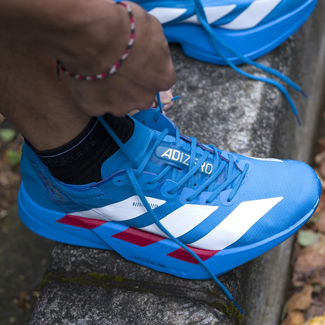 鞋身以深邃湖水蓝为主体，侧面经典三线条采用银白反光材质呈现流线动感，中底则点缀热血的红色层次。品牌提供