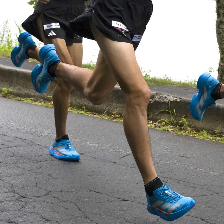 新色「飛躍湖影」以箱根驛傳賽事的終點「蘆之湖」為靈感。品牌提供
