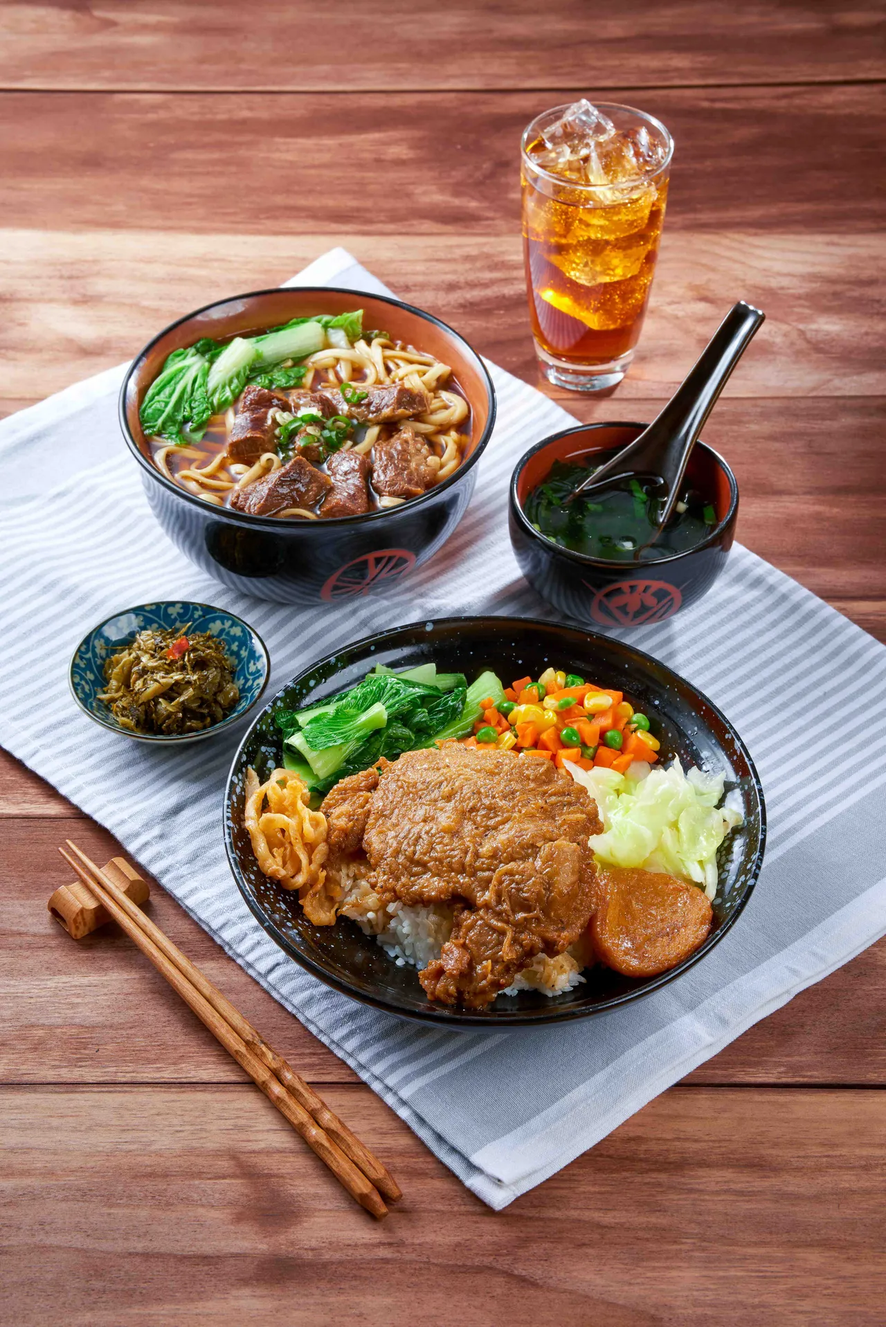 週年慶期間原汁牛肉麵（圖後方）特價109元，紅燒排骨飯（圖前方）特價109元。三商巧福提供