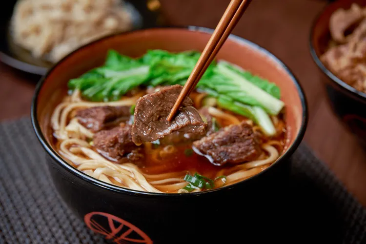 經典招牌「原汁牛肉麵」。三商巧福提供