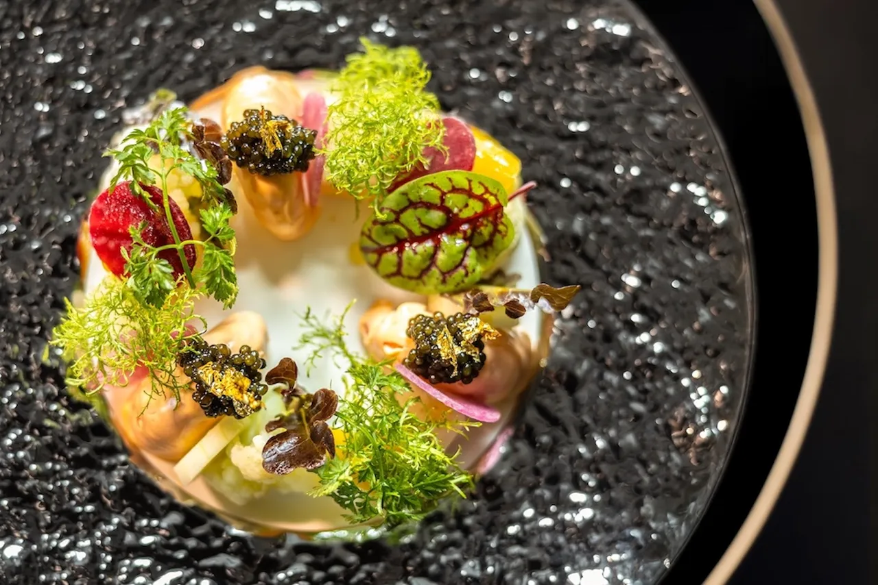 Ukai-tei Kaohsiung推出充满节庆氛围的圣诞前菜「台湾时蔬×旬虾圣诞花环」。业者提供