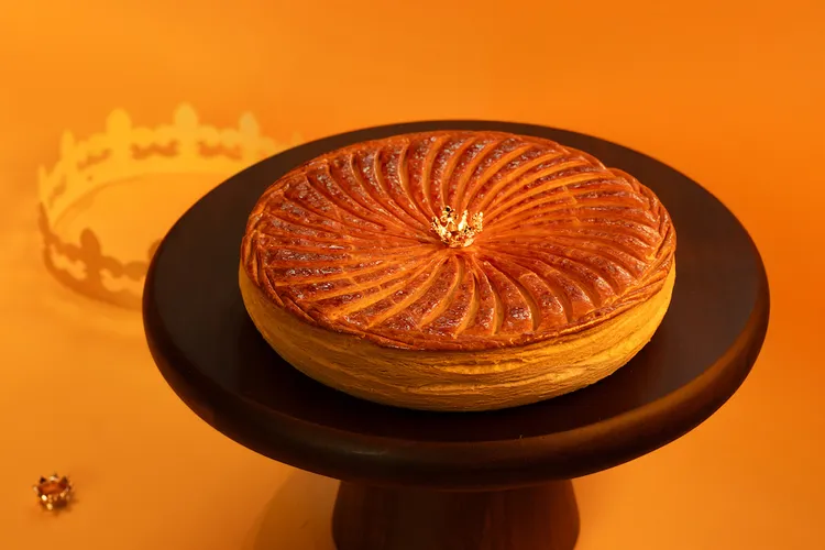 融合開心果濃厚堅果風味與櫻桃白蘭地酒香的國王派。業者提供