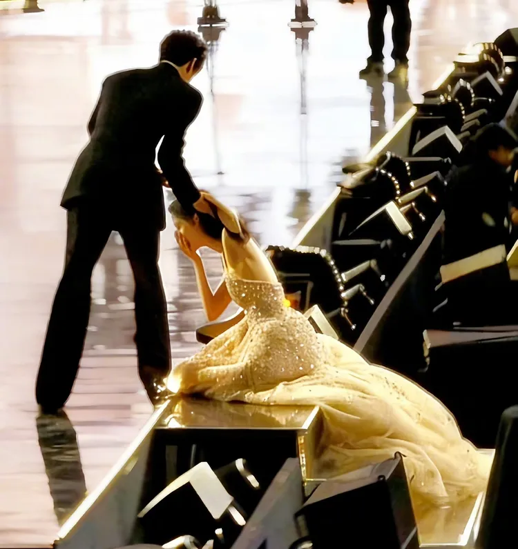 孟子義摔倒圖被誇畫面絕美。翻攝青春劇未央微博