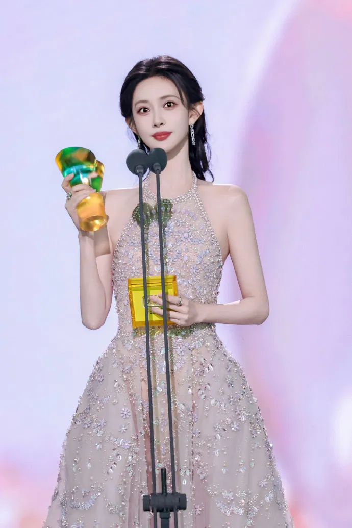 孟子义上台连领5个奖项。翻摄孟子义微博