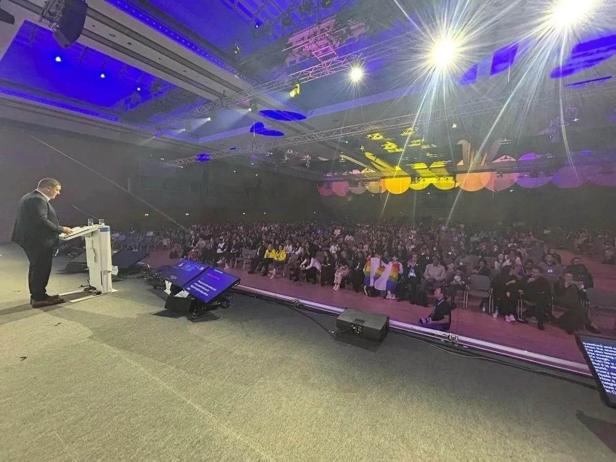 黄捷登上世界青年领袖峰会国际舞台，获得「年度政治人物奖」，为台湾外交与青年参政写下历史一页。翻摄画面