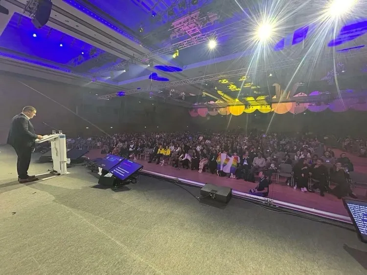 黃捷登上世界青年領袖峰會國際舞台，獲得「年度政治人物獎」，為台灣外交與青年參政寫下歷史一頁。翻攝畫面