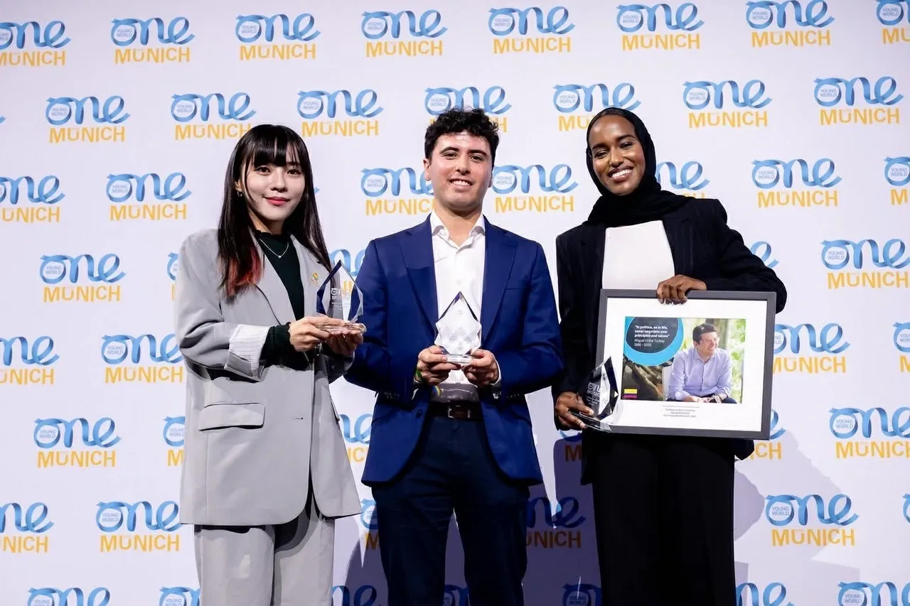 黄捷登上世界青年领袖峰会国际舞台，获得「年度政治人物奖」，为台湾外交与青年参政写下历史一页。翻摄画面