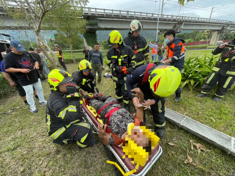 警消及救難人員花費半小時將受困駕駛救出送醫。消防局提供