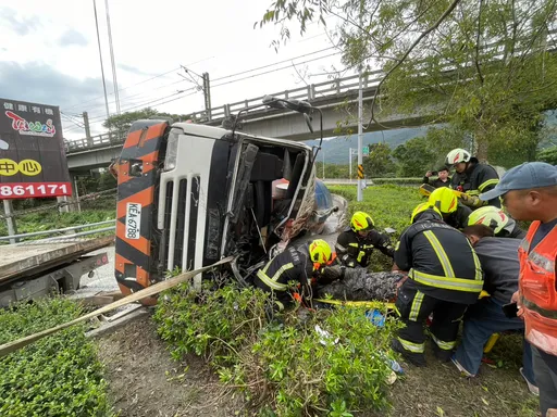 台9線瑞穗路段預拌混泥土車翻覆　駕駛受困警消救出