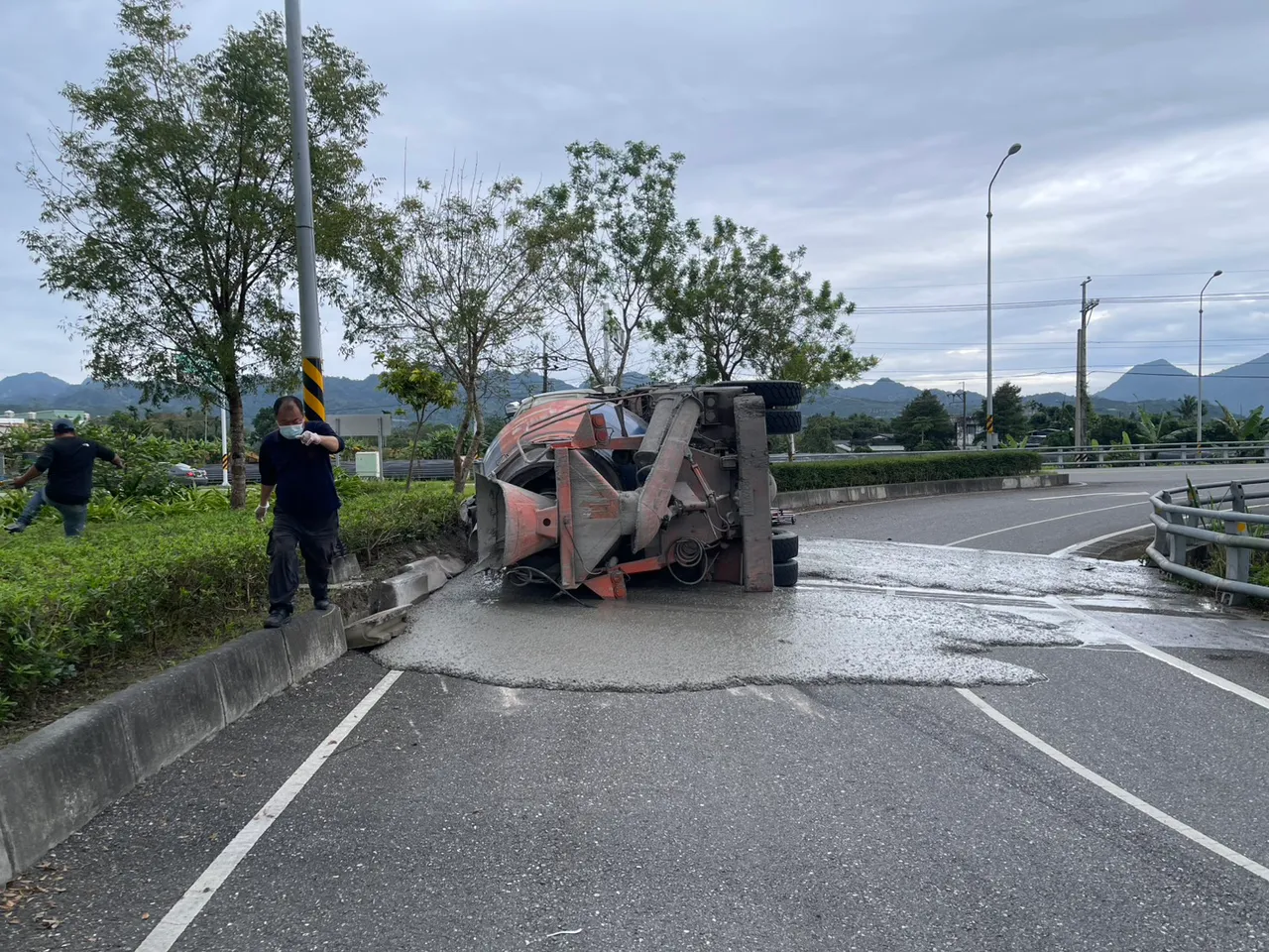 一辆预拌混拟土车在弯道翻覆。消防局提供