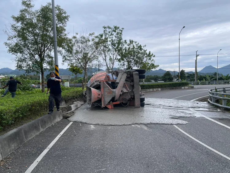 一輛預拌混擬土車在彎道翻覆。消防局提供