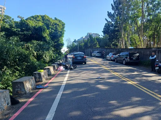 淡水女开车突横越中线撞对向机车　男骑士掉3公尺深坡亡