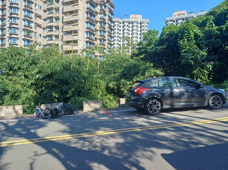 吳女開車突橫越中線撞上對向林男騎的機車，林男掉落3公尺深坡亡。翻攝畫面