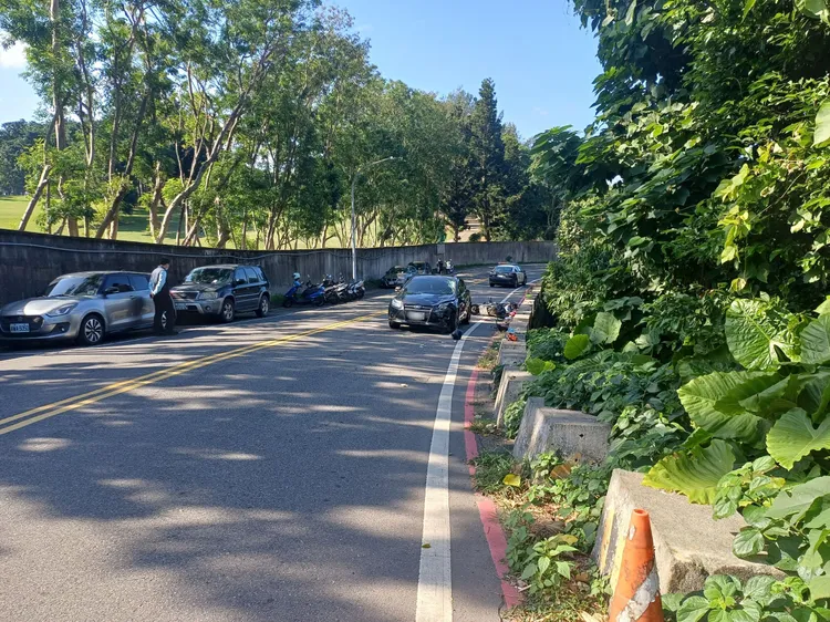 吳女開車突橫越中線撞上對向林男騎的機車，林男掉落3公尺深坡亡。翻攝畫面