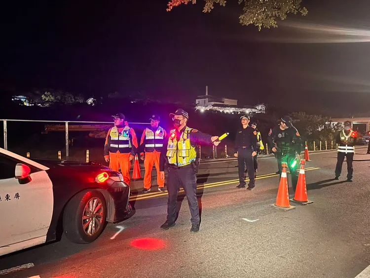 東港警方聯合海巡署昨在琉球地區臨檢及路檢。翻攝畫面