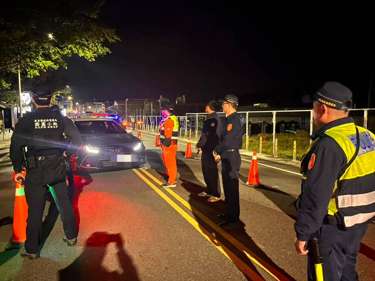 东港警方联合海巡署昨在琉球地区临检及路检。翻摄画面