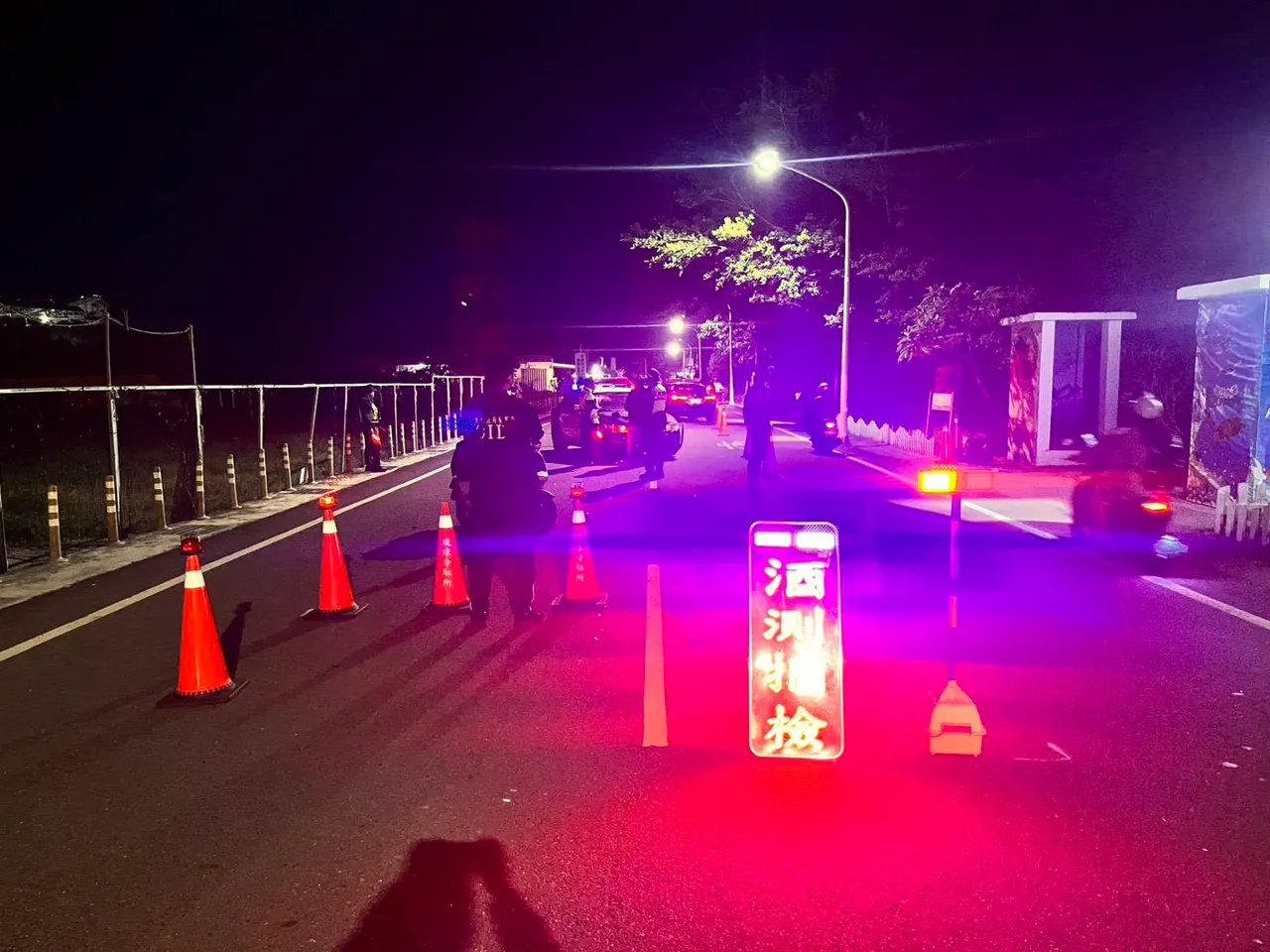 东港警方联合海巡署昨在琉球地区临检及路检。翻摄画面