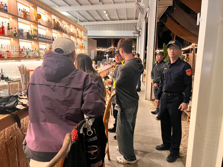 東港警方聯合海巡署昨在琉球地區臨檢及路檢。翻攝畫面