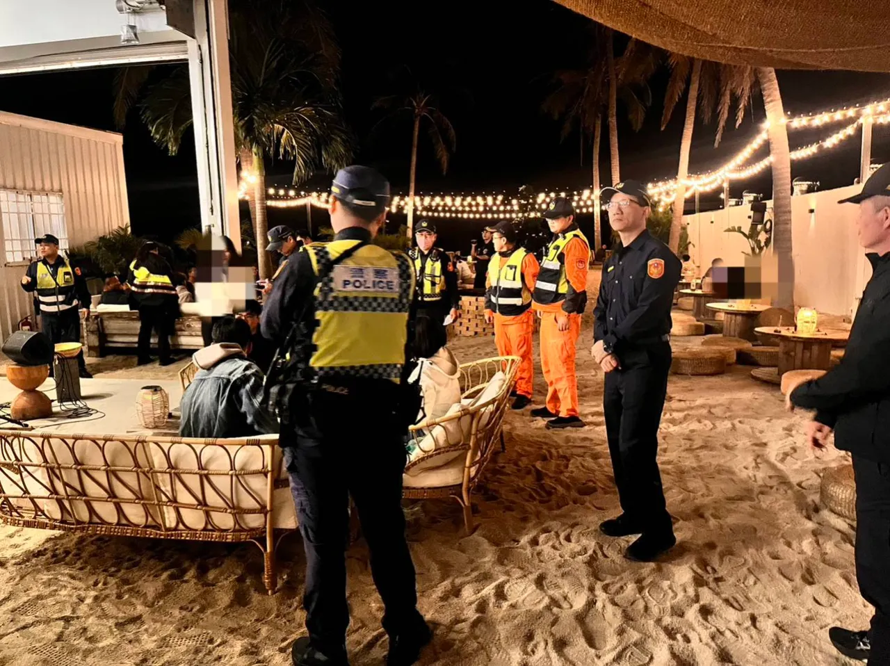 东港警方联合海巡署昨在琉球地区临检及路检。翻摄画面