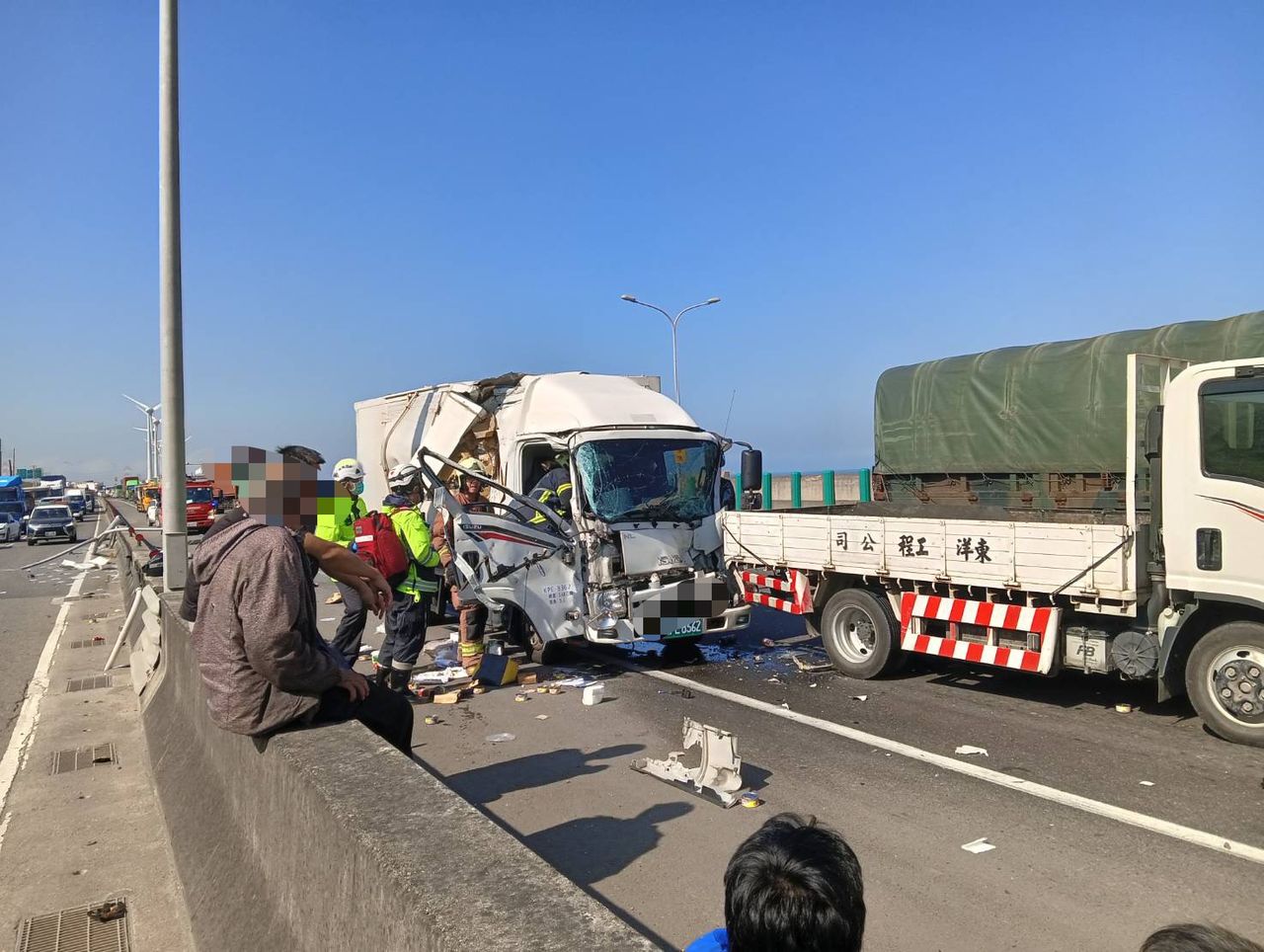 有片!小貨車飆台61突遇紅燈車流急煞失控 自撞護欄再追尾2車釀1傷
