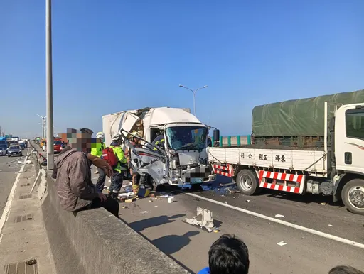有片！小貨車飆台61突遇紅燈車流急煞失控　自撞護欄再追尾2車釀1傷