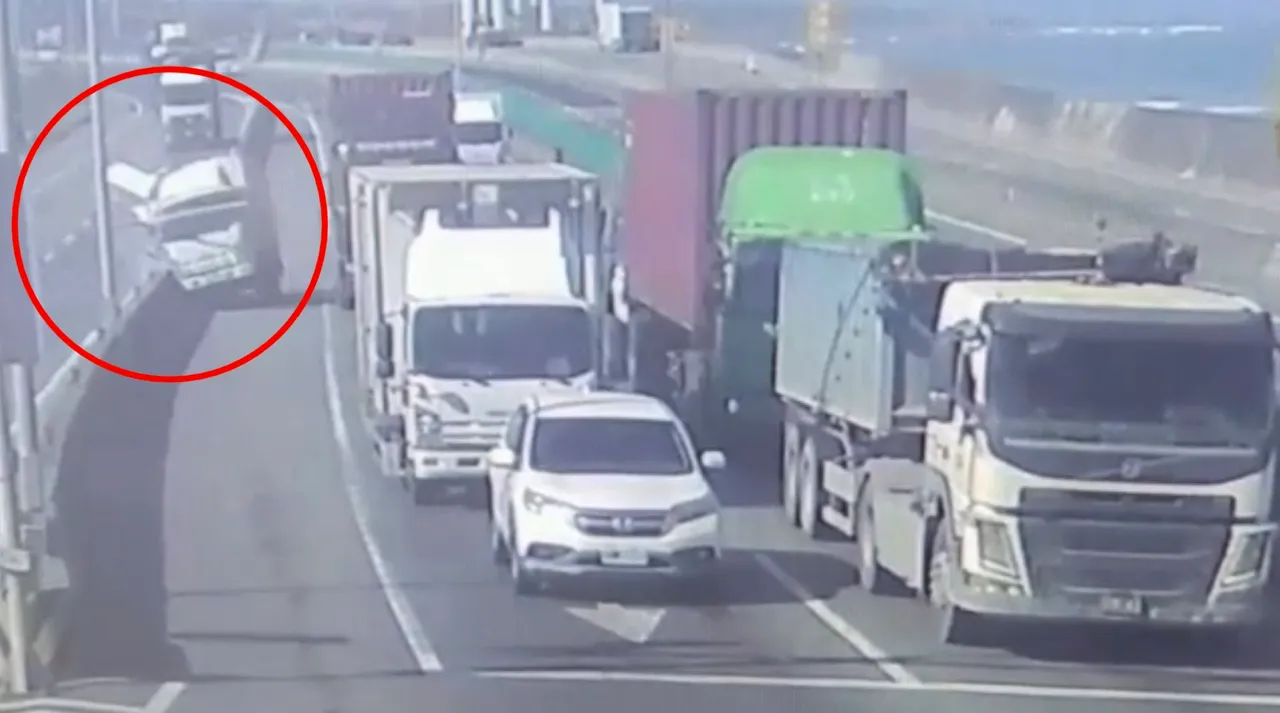 小货车失控撞向护栏，整个右侧车门因撞击力而掀开。翻摄画面