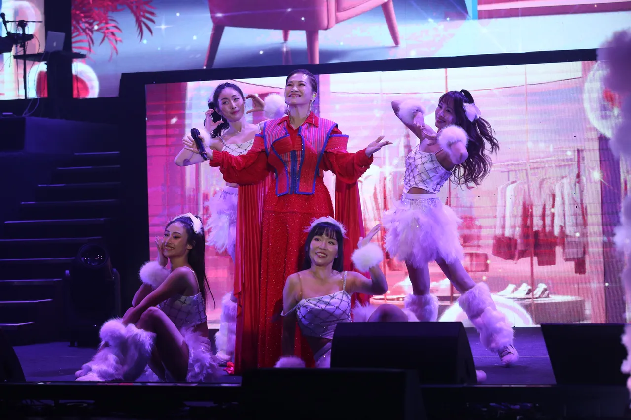 黄妃载歌载舞，带来无数经典好歌。宝吉祥集团提供