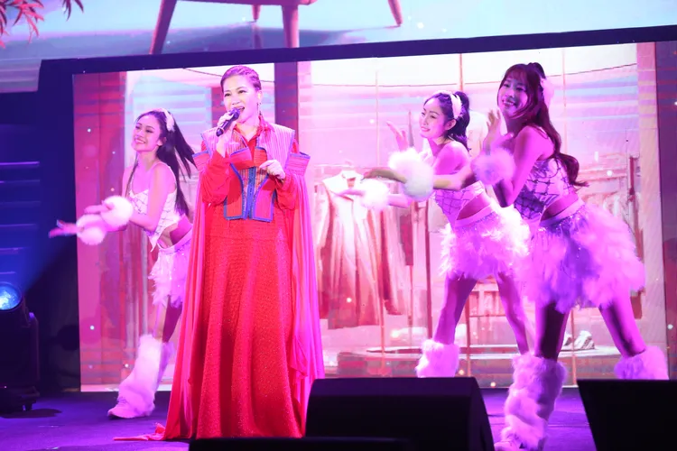 黃妃人生超勵志，從「洗頭妹」熬成金曲歌后。寶吉祥集團提供